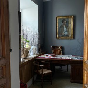 A secluded writing corner evokes the hushed elegance of a Pullman carriage interior. Image source: Unsplash